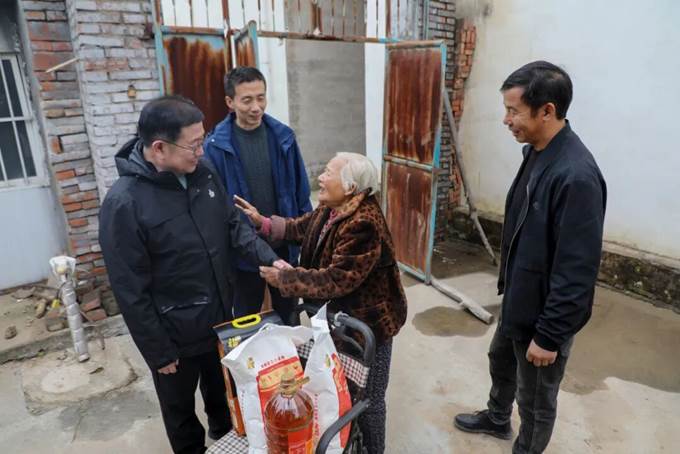 安彩高科到“第一書(shū)記”駐村點(diǎn)開(kāi)展重陽(yáng)節(jié)慰問(wèn)活動(dòng)